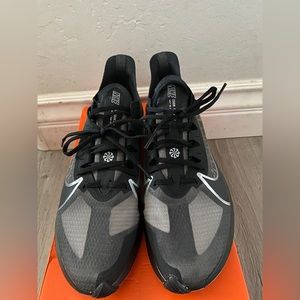 Nike Womens Gravity Zoom running shoes. Color: black/metallic silver